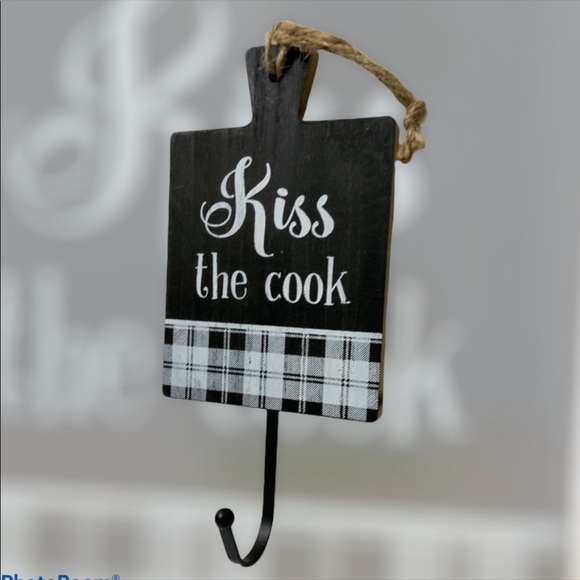 Wall Hook Kiss the Cook Phrase Decorative Wall Sign Hanging NEW - Picture 3 of 9
